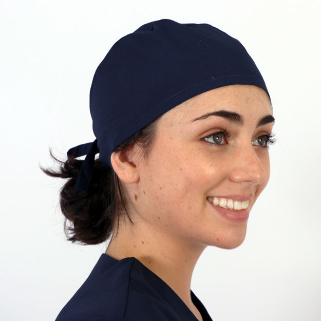 Female model wearing a navy theatre cap.